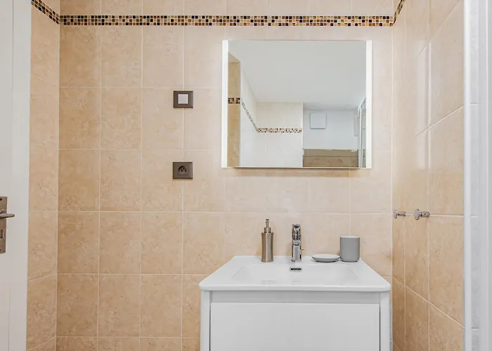 Proche Et Centre - Coquet - Fg Мантон